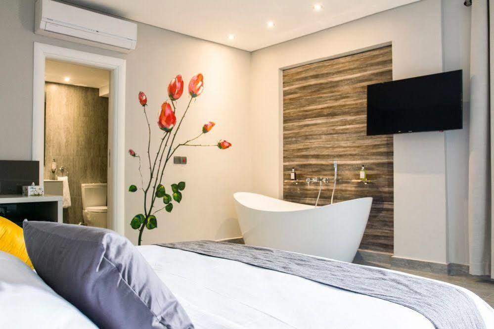 Urbano Hotel By Roots Wiaboman Экстерьер фото